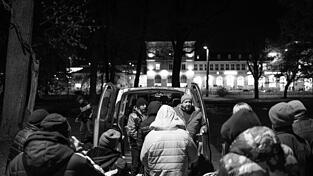 Wo viele vorbeigehen, bleibt er stehen: Arno Birkenfelder im Austausch mit Obdachlosen vor dem Regensburger Bahnhof. Sein Verein 'Rengschburger Herzen' wird durch Spenden finanziert.