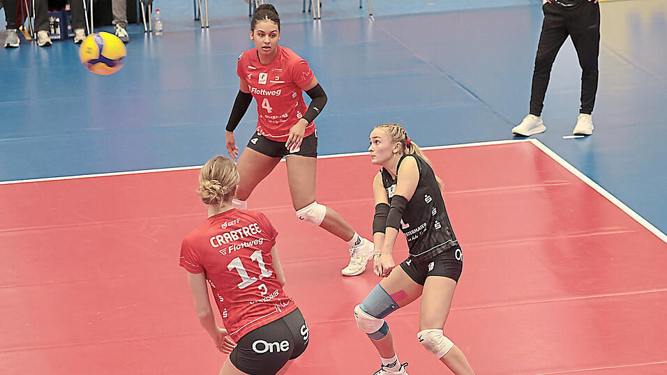 Die Pflichtaufgabe annehmen: Das ist am Samstag der Job von Raben-Libera Emely Brodowski (schwarzes Trikot) und ihren Teamkolleginnen um Alayna Crabtree (vorne), Jeannette Huskic (hinten) und Co. Klappt&rsquo;s, d&uuml;rfte das mit den drei Punkten in Berlin auch kein Problem werden.