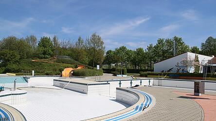 Das Freibad vor der Sanierung. Ab 2027 kann man hier wohl wieder baden.