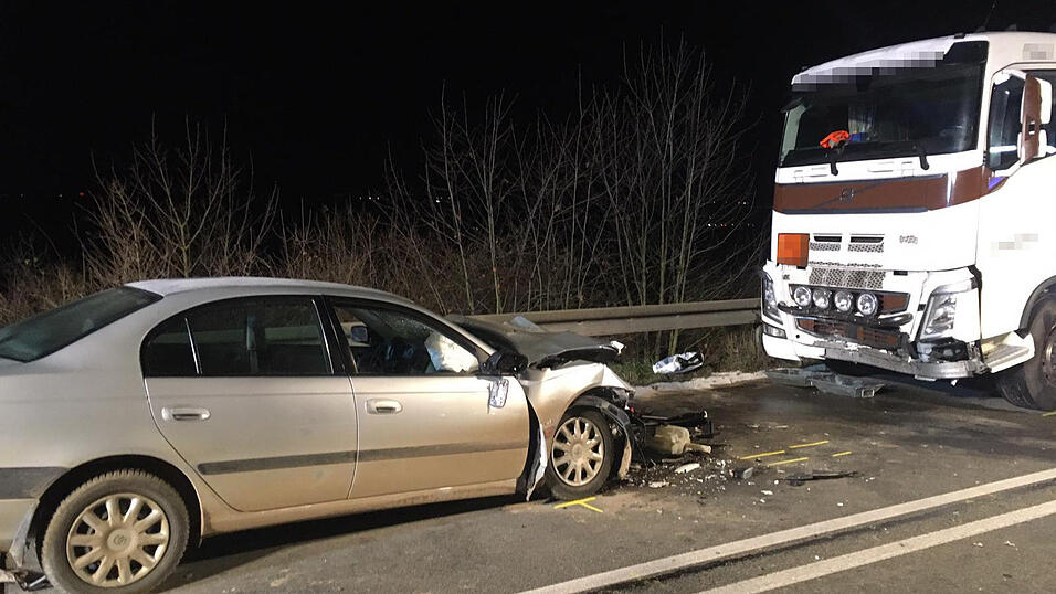 Gegen 15 Uhr war der Wagen mit dem Tanklastzug zusammengesto&szlig;en. F&uuml;r zwei Menschen im Auto kam jede Hilfe zu sp&auml;t.