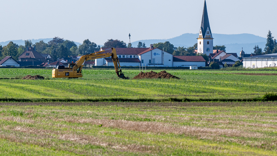 Ein Feld zwischen Irlbach und Straßkirchen, im Hintergrund die Pfarrkirche St. Stephanus in Straßkirchen. Hier soll das BMW-Werk zur Montage von Hochvoltbatterien entstehen. Ein Feld zwischen Irlbach und Straßkirchen, im Hintergrund die Pfarrkirche St. Stephanus in Straßkirchen. Hier soll das BMW-Werk zur Montage von Hochvoltbatterien entstehen.