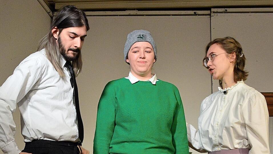 Die Eltern f&uuml;hren ein ernstes Gespr&auml;ch mit dem 27-j&auml;hrigen Studenten Max (Mitte).