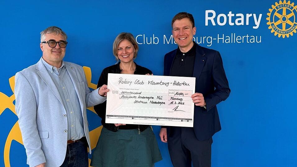 Rotary-Präsident Albert Stuber (l.) und sein Vorgänger Johannes Hillerbrand übergeben den Spendenscheck an die Stiftung Ambulantes Kinderhospiz, vertreten durch Petra Finkbeiner. Rotary-Präsident Albert Stuber (l.) und sein Vorgänger Johannes Hillerbrand übergeben den Spendenscheck an die Stiftung Ambulantes Kinderhospiz, vertreten durch Petra Finkbeiner.