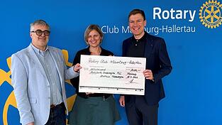 Rotary-Pr&auml;sident Albert Stuber (l.) und sein Vorg&auml;nger Johannes Hillerbrand &uuml;bergeben den Spendenscheck an die Stiftung Ambulantes Kinderhospiz, vertreten durch Petra Finkbeiner.