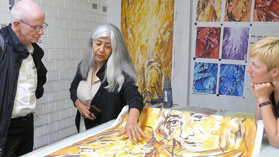 Mahbuba Maqsoodi und Glasmalerin Judith Geilhaupt (rechts) zeigen Dr. Georg Beirer im Paderborner Glasstudio Peters die Entwürfe für die Chamer Fenster. Mahbuba Maqsoodi und Glasmalerin Judith Geilhaupt (rechts) zeigen Dr. Georg Beirer im Paderborner Glasstudio Peters die Entwürfe für die Chamer Fenster.
