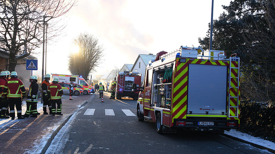 Ein Großaufgebot der Feuerwehr bekämpfte den Dachstuhlbrand. 