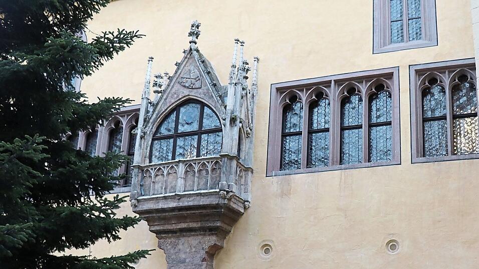 Der verzierte Erker, an dem früher der Kaiser 'Gold und Silber regnen ließ'. Der verzierte Erker, an dem früher der Kaiser 'Gold und Silber regnen ließ'.