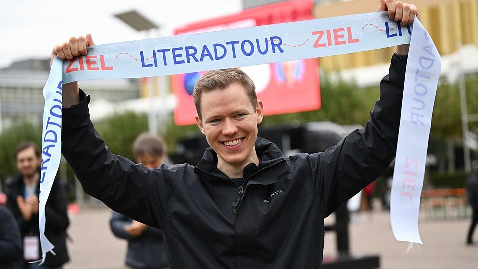 Endlich in Frankfurt! Im Innenhof der Buchmesse war der 27-Jährige am Ziel.