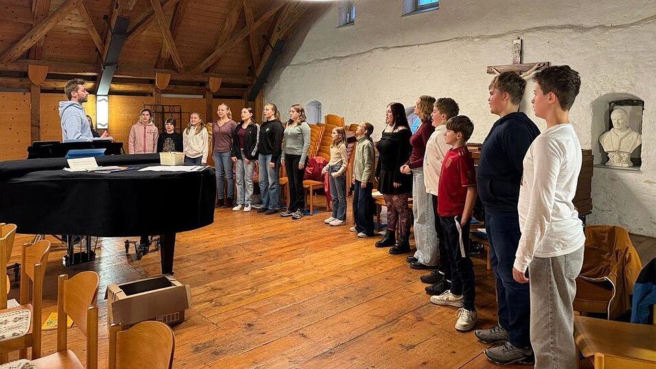 Der Jugendchor bei den Proben zu Hamlet im Pfarrsaal mit Alexander Feih
