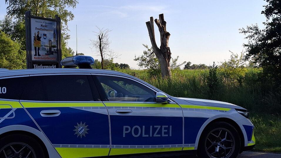 Die Polizei rückte am Samstag nach Frontenhausen aus. Die Polizei rückte am Samstag nach Frontenhausen aus.