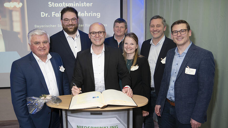 Beim Eintrag ins Goldene Buch (v. l.): Bürgermeister Ludwig Waas, MdL Tobias Beck, Staatsminister Dr. Fabian Mehring, Andreas Ranker, Veronika Schwarz, Christian Pfeffer und 2. Bürgermeister Dominik Langner. Beim Eintrag ins Goldene Buch (v. l.): Bürgermeister Ludwig Waas, MdL Tobias Beck, Staatsminister Dr. Fabian Mehring, Andreas Ranker, Veronika Schwarz, Christian Pfeffer und 2. Bürgermeister Dominik Langner.