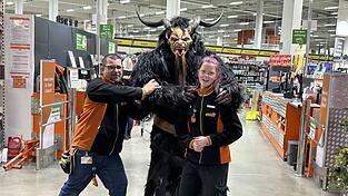Beim Globus Baumarkt treffen Kunden auf gruselige „Servicekräfte“.