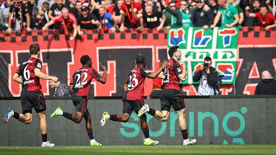 N&uuml;rnberg jubelt nach dem F&uuml;hrungstreffer durch Luka Lotschoshwili,