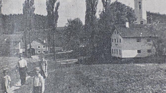 Die beiden historischen Aufnahmen von Diemannskirchen und von Helmsdorf stammen von dem Lehrer A. Antesberger aus der Zeit vor 1937: die Kirche Sankt Margareta von Diemannskirchen und die Pappel-Allee von Helmsdorf mit der dortigen Kirche.