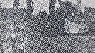 Die beiden historischen Aufnahmen von Diemannskirchen und von Helmsdorf stammen von dem Lehrer A. Antesberger aus der Zeit vor 1937: die Kirche Sankt Margareta von Diemannskirchen und die Pappel-Allee von Helmsdorf mit der dortigen Kirche.