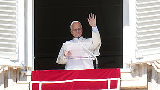 Der Papst muss operiert werden. Der Papst muss operiert werden.