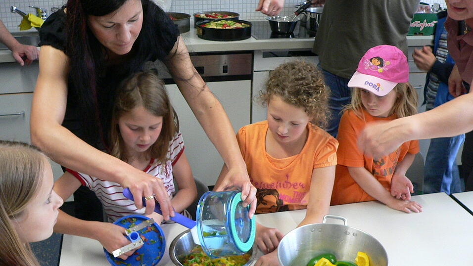 Die Trachtenjugend Haibach veranstaltete mit den Kindern einen Seniorennachmittag, vorher wurde fleißig gekocht und gebacken