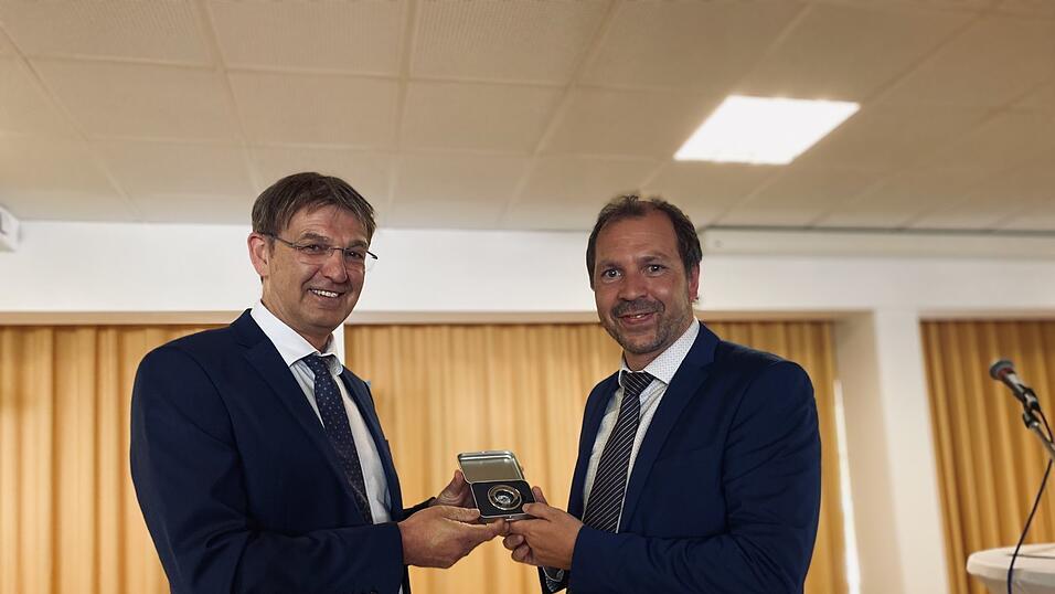 Ministerialbeauftragter Manfred Brodschelm (l.) &uuml;berreichte Alexander K&ouml;ppl einen Kompass - damit es stets in die richtige Richtung geht.