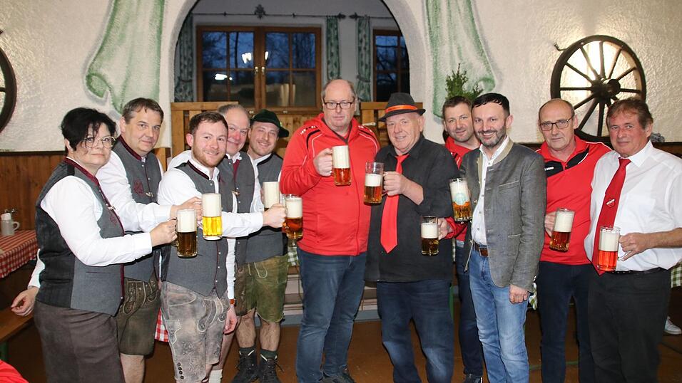 Die Vertreter des SV Grafenwiesen und 1. FC Bad K&ouml;tzting stie&szlig;en auf die geschlossene Ehrenpatenschaft an.