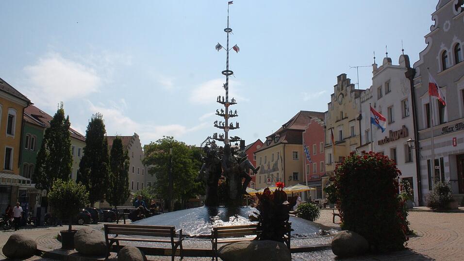 Am Chamer Marktplatz wird am 7. September groß das Jubiläum gefeiert. Am Chamer Marktplatz wird am 7. September groß das Jubiläum gefeiert.