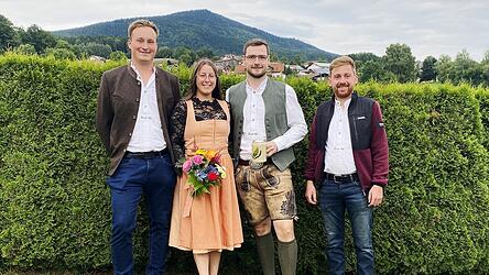 Burschenvorstand Nicklas Neubauer und Kassier Stefan Seiderer wünschten dem Paar für den gemeinsamen Lebensweg alles Gute.