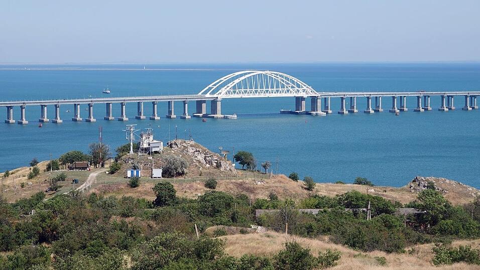 Der Archäologe soll in der Stadt Kertsch, von der auch die von Moskau erbaute Brücke zum russischen Festland führt, illegale Ausgrabungen vorgenommen haben. (Archivbild) Der Archäologe soll in der Stadt Kertsch, von der auch die von Moskau erbaute Brücke zum russischen Festland führt, illegale Ausgrabungen vorgenommen haben. (Archivbild)
