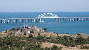 Der Archäologe soll in der Stadt Kertsch, von der auch die von Moskau erbaute Brücke zum russischen Festland führt, illegale Ausgrabungen vorgenommen haben. (Archivbild) Der Archäologe soll in der Stadt Kertsch, von der auch die von Moskau erbaute Brücke zum russischen Festland führt, illegale Ausgrabungen vorgenommen haben. (Archivbild)