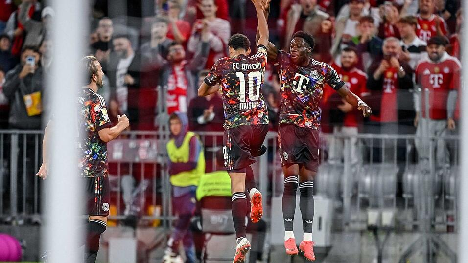 Jamal Musiala (l) bejubelt mit Alphonso Davies das 1:0. Jamal Musiala (l) bejubelt mit Alphonso Davies das 1:0.
