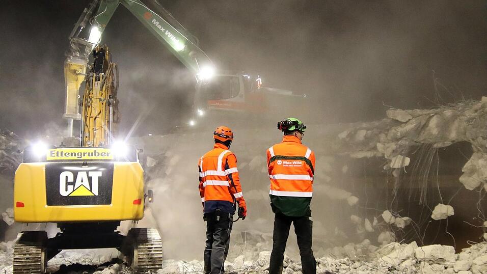 Gleich zwei Brücken mussten am Wochenende an der A3 im Landkreis Regensburg abgerissen werden. Gleich zwei Brücken mussten am Wochenende an der A3 im Landkreis Regensburg abgerissen werden.