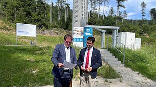 Ernst Ferdinand Wilsmann, Geschäftsführer der Mobilfunkinfrastrukturgesellschaft, überreichte Bürgermeister Paul Roßberger die Urkunde zur Inbetriebnahme des Masts.
