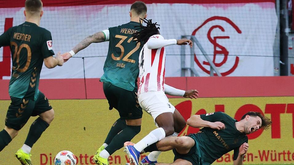 Wegen dieser Aktion sah Freiburgs Johan Manzambi (M) die Rote Karte.