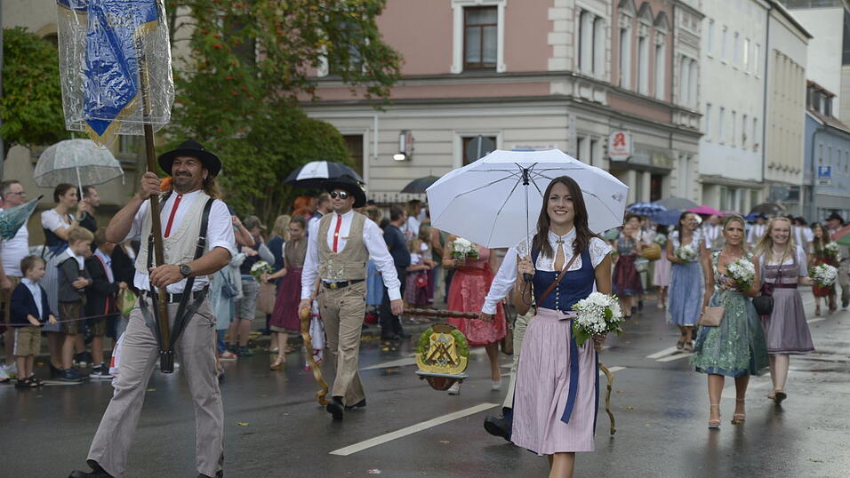 Zahlreiche Musik- und Trachtengruppen zogen nach dreij&auml;hriger Pause am Freitagabend zum Festplatz Am Hagen.&nbsp;