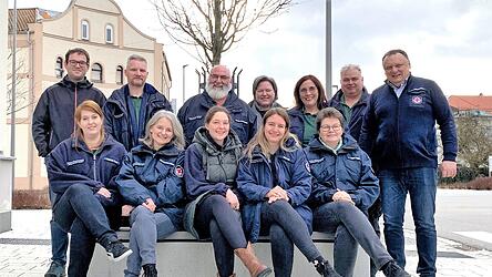 Die Teilnehmer des GNU-Jahrestreffen in Plattling: (vorne v. l.) Michaela Tauer, Heidi Schauer-K&ouml;ckeis, Julia Gehr, Nicole Roth und Erika Kr&ouml;ll sowie (hinten v. l.) Korbinian Breit, Hubert Sz&uuml;cs, Hermann Schattenkirchner, Veronika Bauer, Nicole Waas, J&uuml;rgen Tauer und Ludwig Helfrich.