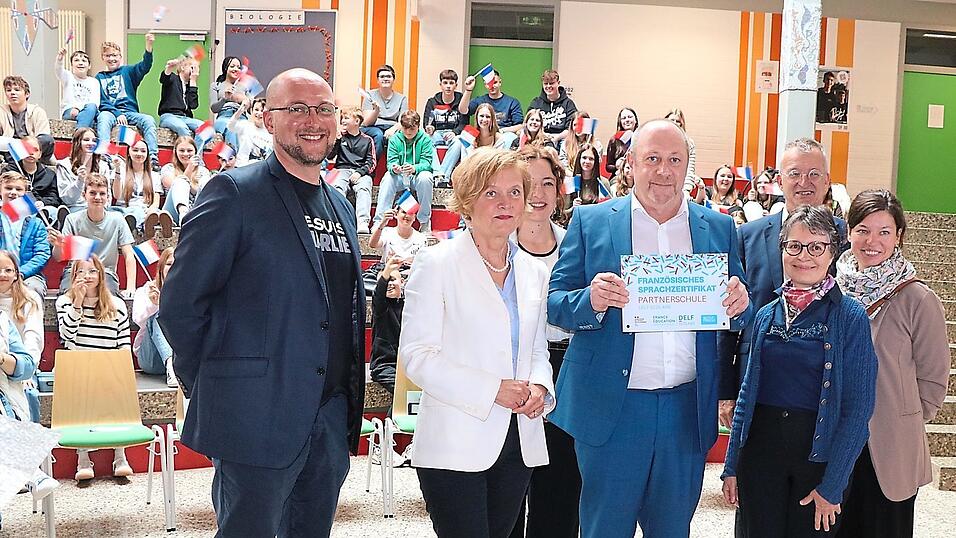 Nicht nur die Französisch Schüler, die kräftig die blau-weiß-roten Fähnchen schwenkten, freuten sich über die Auszeichnung, sondern auch Schulleiter Josef Mühlbauer und die Ehrengäste.