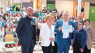 Nicht nur die Französisch Schüler, die kräftig die blau-weiß-roten Fähnchen schwenkten, freuten sich über die Auszeichnung, sondern auch Schulleiter Josef Mühlbauer und die Ehrengäste.
