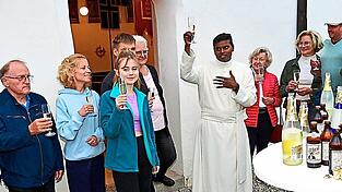 Die Niederhummler verabschiedeten Pater Christopher vor der Filialkirche St. Andreas.