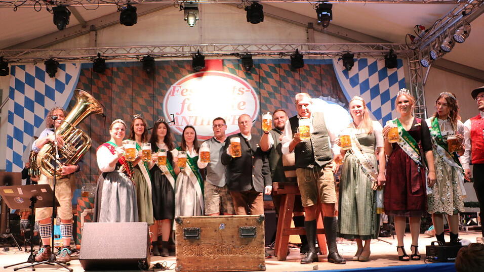 Rückläufig ist der allgemeine Bierkonsum - nicht nur beim Gallimarkt -, auf den die beiden Festwirte, Bräu, Bürgermeister, Hopfenköniginnen sowie Hallertauer Bierkönigin (v.l.) nach dem „Ozapfa“ angestoßen haben. Rückläufig ist der allgemeine Bierkonsum - nicht nur beim Gallimarkt -, auf den die beiden Festwirte, Bräu, Bürgermeister, Hopfenköniginnen sowie Hallertauer Bierkönigin (v.l.) nach dem „Ozapfa“ angestoßen haben.