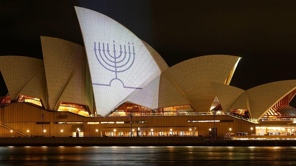 Das Sydney Opera House erstrahlt mit dem Bild eines Chanukka-Leuchters.