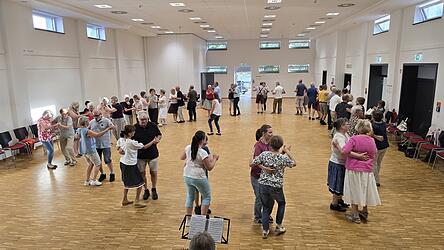 Rund 50 Tanzbegeisterte machten mit beim &Uuml;ben f&uuml;r den Kocherlball.