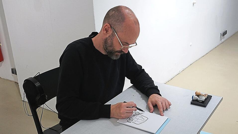 Die allererste Zeichnung am Montag war ein Fantasieauto seines Sohnes, erklärt Florian Hauer. Die allererste Zeichnung am Montag war ein Fantasieauto seines Sohnes, erklärt Florian Hauer.