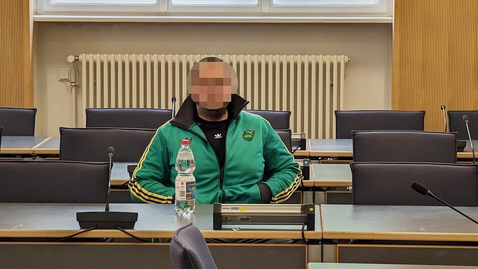 Schon längere Zeit vor der Tat war der 29 Jahre alte Angeklagte wegen Gewalttaten und fremdenfeindlichen Äußerungen aufgefallen. Schon längere Zeit vor der Tat war der 29 Jahre alte Angeklagte wegen Gewalttaten und fremdenfeindlichen Äußerungen aufgefallen.
