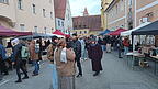 Romantischer Weihnachtsprotest am Emmeramsplatz in Form eines Marktes mit Infoständen. Romantischer Weihnachtsprotest am Emmeramsplatz in Form eines Marktes mit Infoständen.