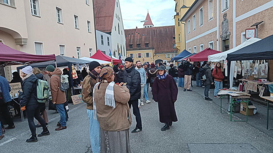 Romantischer Weihnachtsprotest am Emmeramsplatz in Form eines Marktes mit Infoständen. Romantischer Weihnachtsprotest am Emmeramsplatz in Form eines Marktes mit Infoständen.