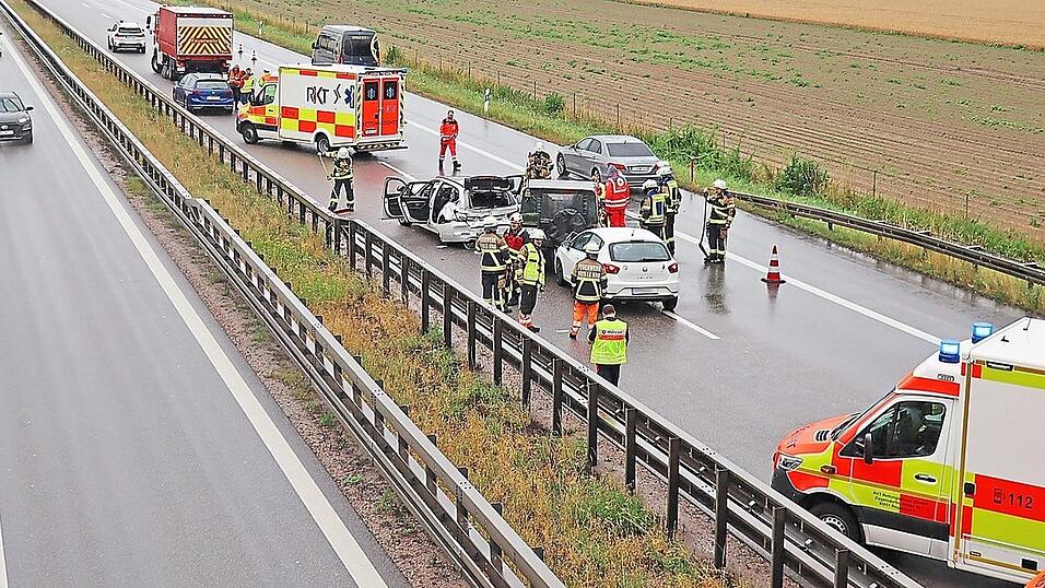 Drei Autos sind kurz nach 10 Uhr auf der A3 in Richtung Regensburg ineinandergekracht. Beteiligt war ein Geländewagen der Bundeswehr.