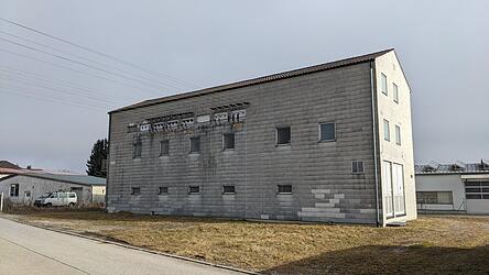 Zur Planung f&uuml;r das neue Umspannwerk geh&ouml;rt auch ein neues Schaltgeb&auml;ude. Das alte am Pei&szlig;inger Weg hat dann ausgedient und wird zur&uuml;ckgebaut.