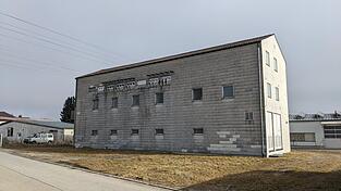 Zur Planung f&uuml;r das neue Umspannwerk geh&ouml;rt auch ein neues Schaltgeb&auml;ude. Das alte am Pei&szlig;inger Weg hat dann ausgedient und wird zur&uuml;ckgebaut.