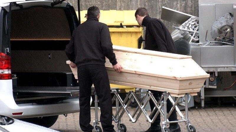 Ein Sarg wird aus einem Altenheim abtransportiert. Die Bundesregierung denkt &uuml;ber eine zentrale Gedenkveranstaltung f&uuml;r die Corona-Opfer nach.