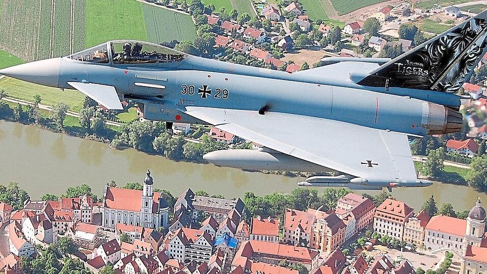 Ein Eurofighter des Luftwaffengeschwaders 74 beim &Uuml;berflug der Altstadt von Neuburg an der Donau, wo die Einheit stationiert ist.