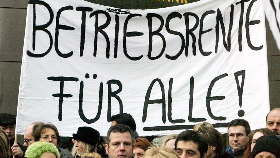 In den unteren Gehaltsgruppen mit einem Bruttolohn bis zu 2.500 Euro hat laut der Alterssicherungskommission nur rund ein Drittel der Beschäftigten Anspruch auf eine betriebliche Altersvorsorge. (Archivbild) In den unteren Gehaltsgruppen mit einem Bruttolohn bis zu 2.500 Euro hat laut der Alterssicherungskommission nur rund ein Drittel der Beschäftigten Anspruch auf eine betriebliche Altersvorsorge. (Archivbild)