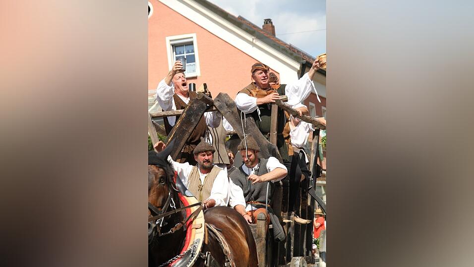 Die schönsten Augenblicke des historischen Drachenstich-Festzuges 2016. Die schönsten Augenblicke des historischen Drachenstich-Festzuges 2016.